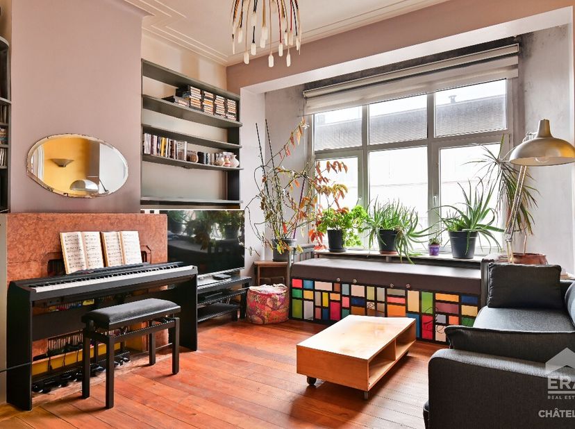 ERA CHATELAIN vous propose ce charmant appartement une chambre idéalement situé à proximité du Parvis de Saint Gilles dans une rue calme à sens unique