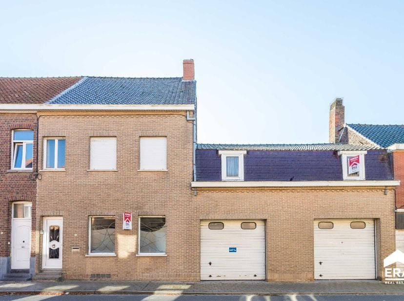 Gelegen in het mooie Nieuwkerke, bieden wij deze ruime eengezinswoning aan met maar liefst 5 slaapkamers. De woning beschikt over een dubbele garage,