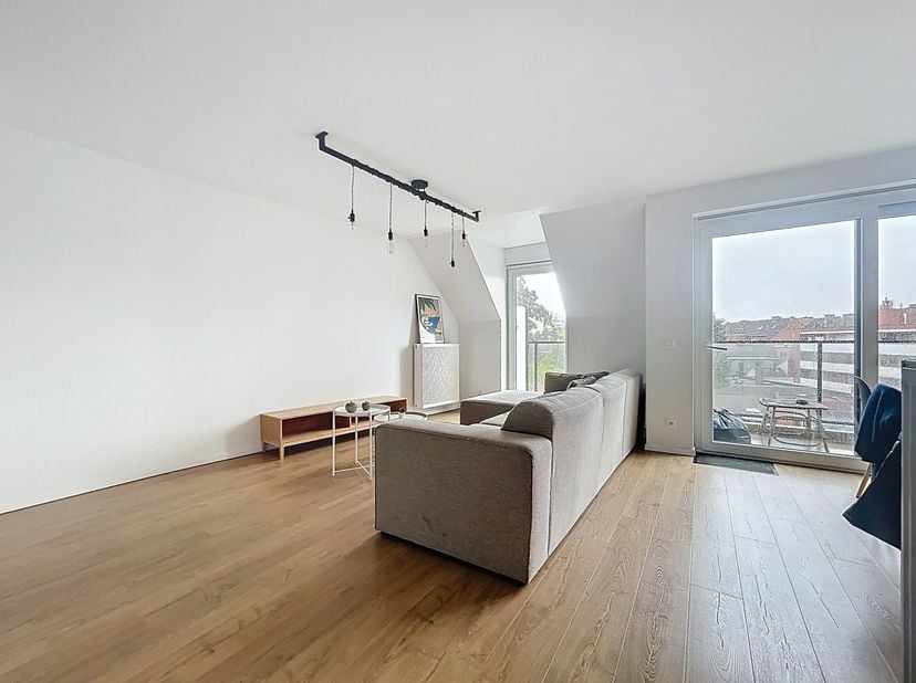 Gezellig en ruim nieuwbouwappartement te huur in het hartje van Waregem, op wandelafstand van de markt. Deze beschikt over 2 slaapkamers en bevindt zi