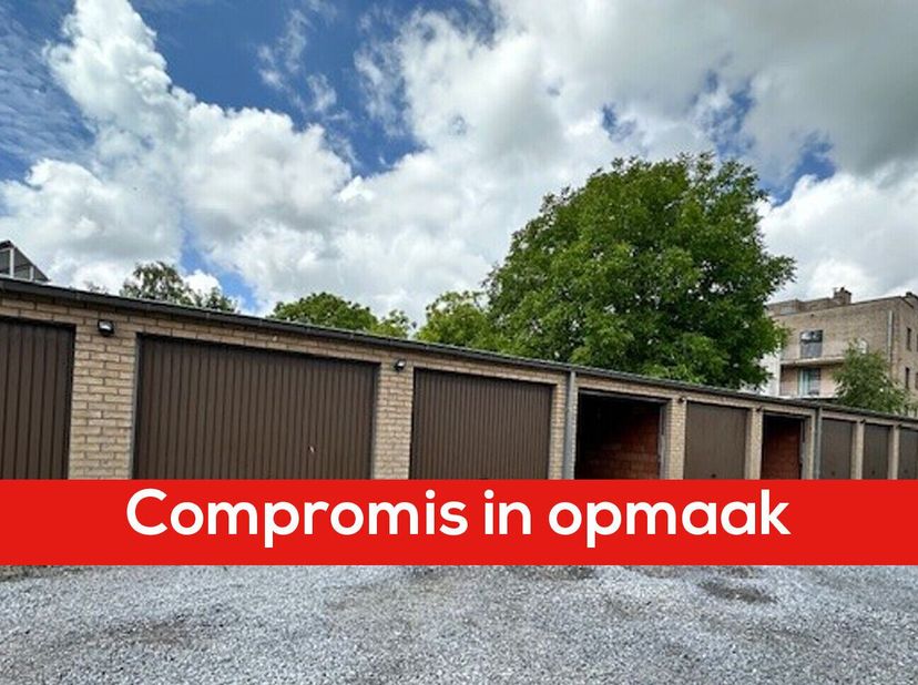 10 GARAGES EN 1 AUTOSTANDPLAATS  In het centrum van Diksmuide  10 mooie, degelijke gemetste garages en 1 standplaats, bereikbaar via een automatische