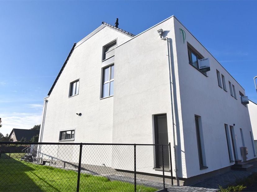 Volledig vernieuwd duplex appartement in een kleinschalig gebouw met 4 appartementen, gelegen op wandelafstand van het centrum van Lanaken.&lt;br /&gt;
Ook