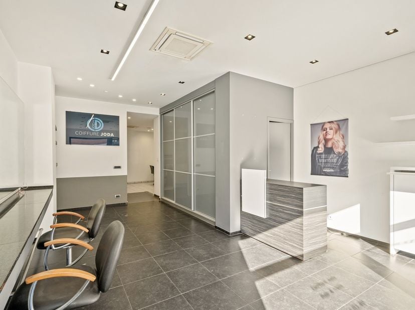 Deze eigendom biedt enorme mogelijkheden om te wonen en werken. Het gelijkvloers is een voormalig kapsalon maar biedt mogelijkheden voor andere bestem