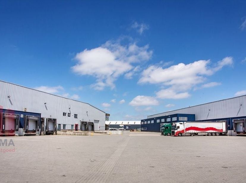 Entrepôt logistique d&#039;une superficie de 3.741 m² combiné avec 150 m² de bureaux à louer à Wilrijk. Excellente situation le long de l&#039;autoroute A12.&lt;br