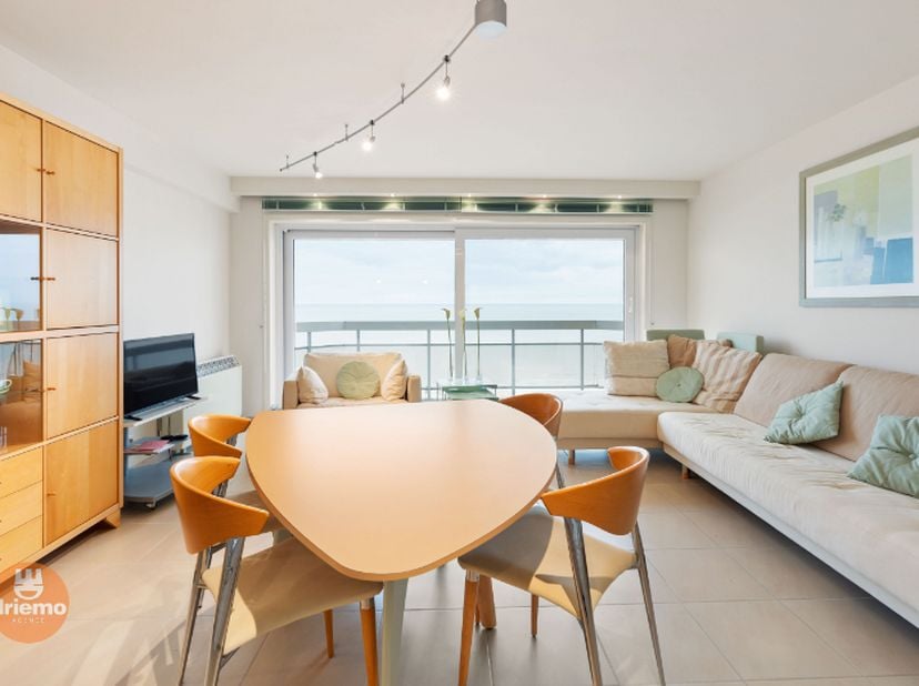 Smaakvol ingericht appartement met schitterend frontaal zeezicht, en mooie terrassen. Gelegen centraal op de zeedijk; tussen de Zeelaan en het Canadez