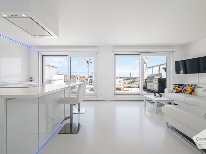 Découvrez cet appartement exclusif et prêt à être emménagé au sixième étage, avec des vues exceptionnelles sur la place de la gare animée jusqu&#039;à Zeeb