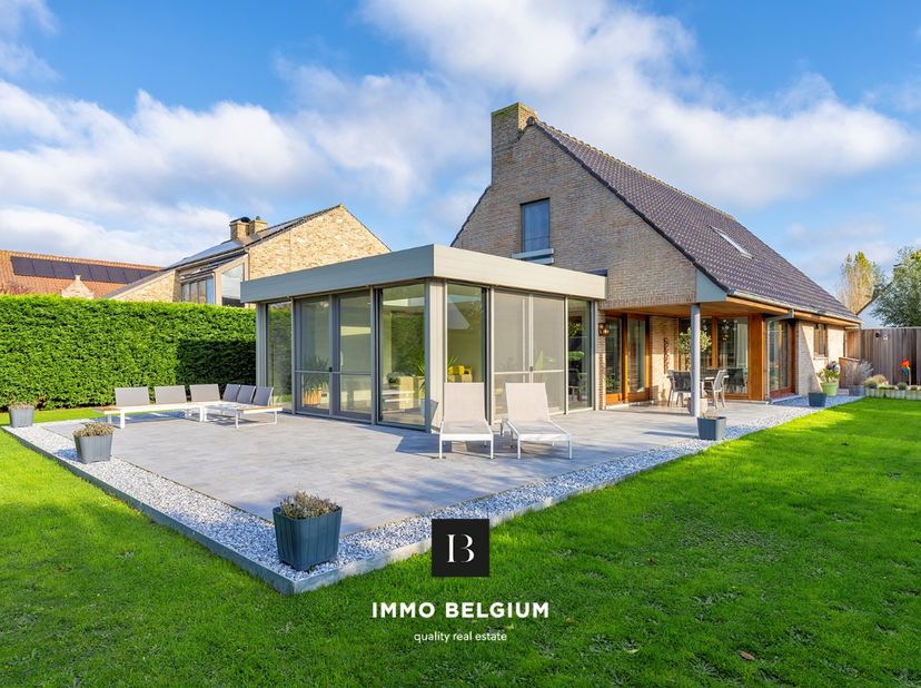 In een rustige, residentiële wijk van het charmante De Haan, op wandelafstand van het centrum, bevindt zich deze prachtig gerenoveerde villa. Dit unie