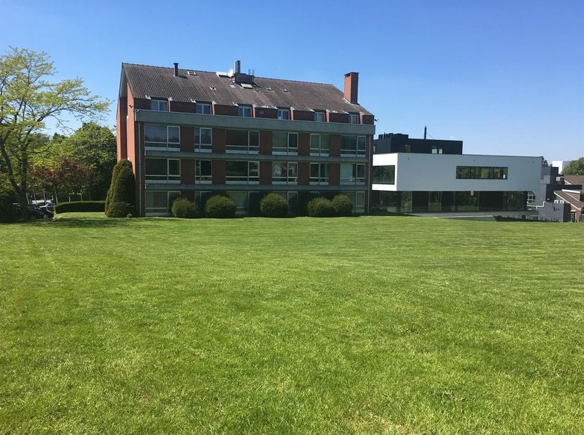 - Rez de chaussée : 500m²&lt;br /&gt;
Entrée / Accueil&lt;br /&gt;
Porte sécurisée avec caméra et ouverture avec badges personnels&lt;br /&gt;
Ascenseur et escaliers ve