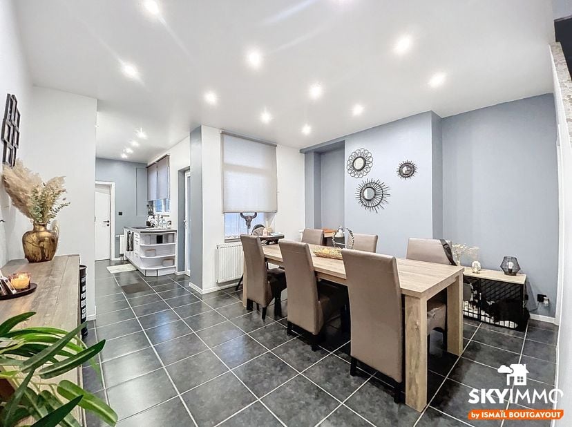 L&#039;agence SKYIMMO vous propose cette magnifique maison entièrement rénovée, située à Ougrée composée comme suit :&lt;br /&gt;
RDC: Hall d&#039;entréee (4) - Salon