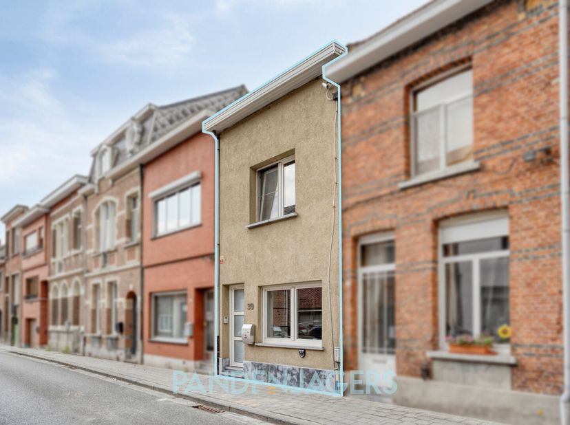 Deze woning in Duffel-West werd volledig gerenoveerd in 2021 en 2022 en is daardoor helemaal geschikt voor wie op zoek is naar een gezellige, instapkl