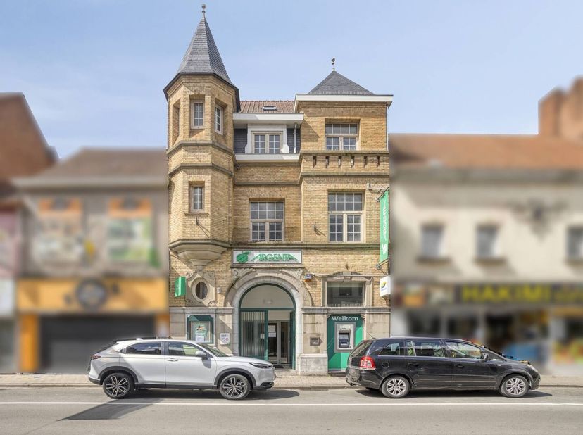 Dit bankkantoor met bovenliggende woning op drie verdiepingen ligt in het centrum van Waregem tussen de kerk en het station. Ideaal om wonen en werken
