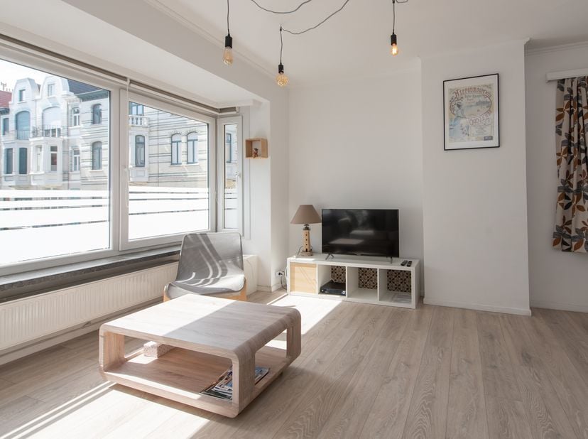 Cet appartement lumineux à vendre est situé au premier étage de la Residentie Aïda, au coin de la Velodroomstraat et de la Frans Musinstraat à Ostende