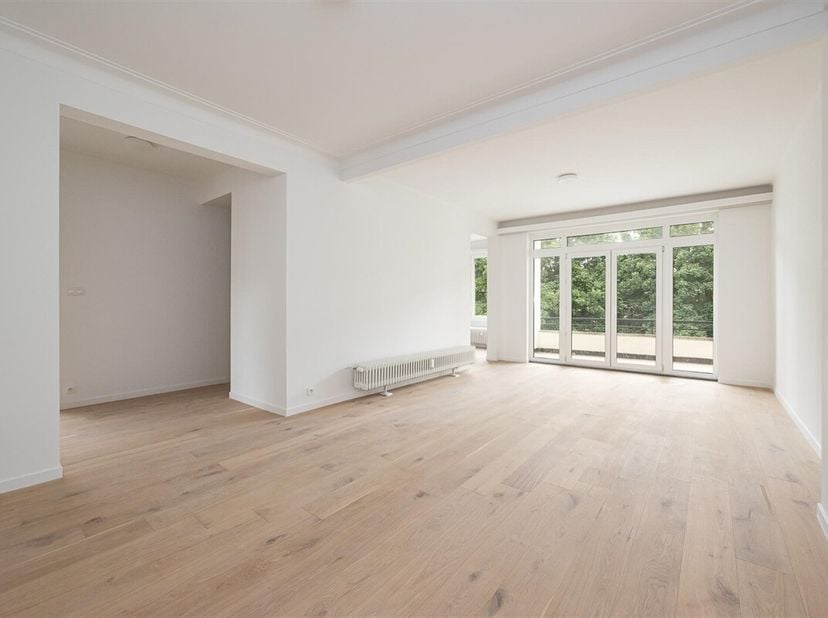 ANVERS - Expo : Appartement de 2 chambres entièrement rénové avec terrasse spacieuse. Score PEB B.&lt;br /&gt;
Situé au 1er étage d&#039;un petit immeuble sans a