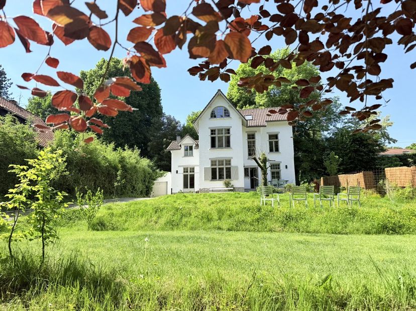 Te ontdekken bij Victoire - Junot: www.victoire.be - Tel: 02 375 10 10Deze prachtige, volledig gerenoveerde en gemeubileerde villa van ongeveer 200 m²