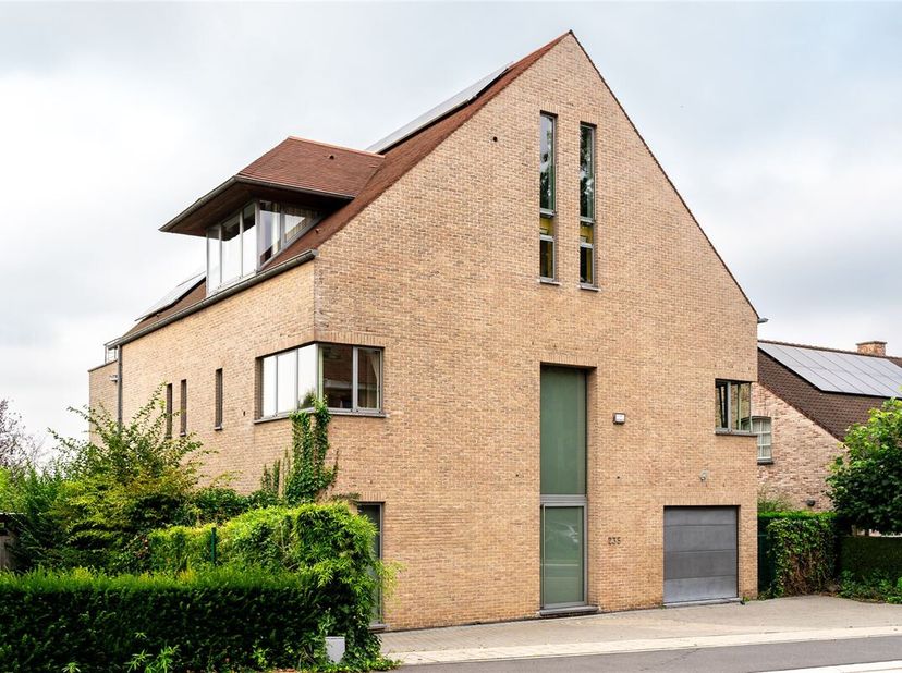 Uitkijkend op het Frankveld Park - Karaktervolle villa met 6 slaapkamers en tuin van +/- 480m² als volgt samengesteld: