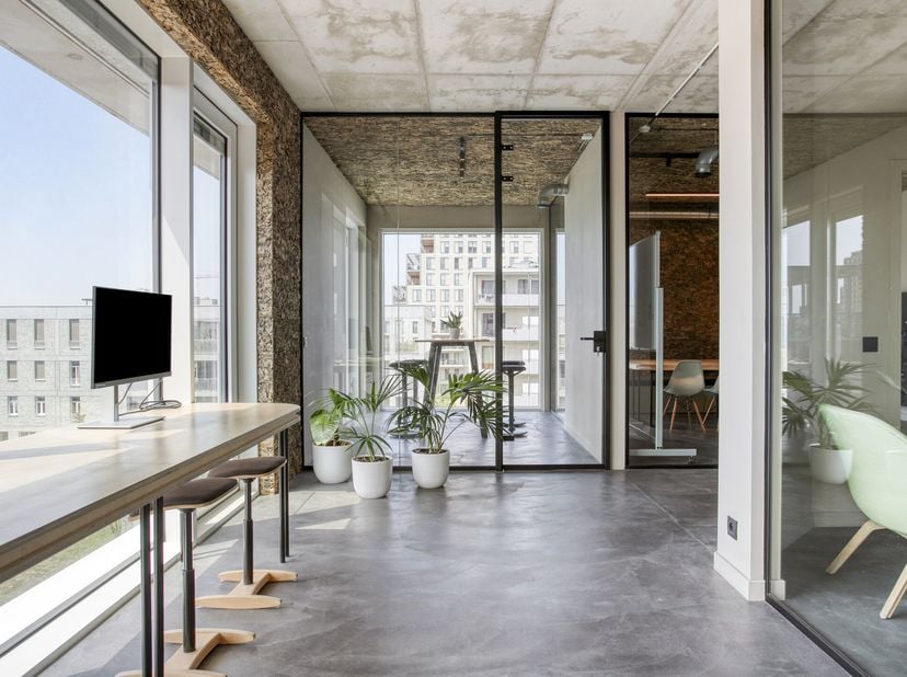 Ce bureau à vendre très économe en énergie et tendance est situé au troisième étage de l&#039;immeuble à usage mixte FAAR, le joyau architectural du grand
