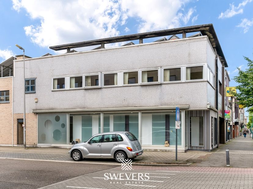 Voor uitgebreide info, surf naar www.SWEVERS.be!  Pal in het commerciële hart van Leopoldsburg treffen we dit mooie pand dat volledig gerenoveerd werd