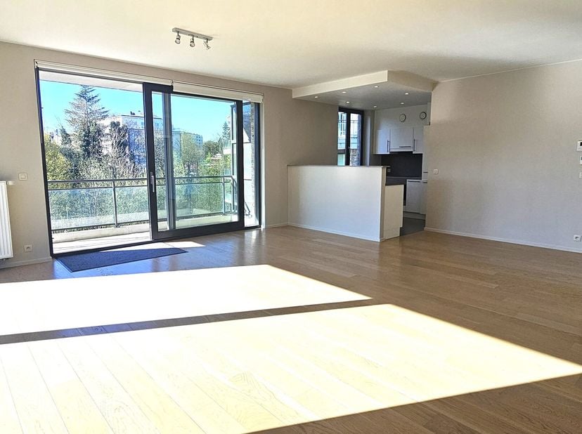 A proximité entre l&#039;Hippodrome de Boitsfort et Roosevelt. Appartement situé au 2ème étage sur 4 dans une résidence de standing datant de 2013. L&#039;appar