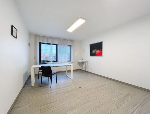                                         Espace de bureaux à louer à Adegem, € 350
