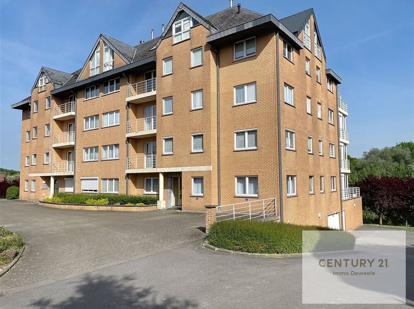 Proche des communications, du centre et du shopping, cet appartement de 128 m2, sans vis-à-vis, offre une vue imprenable à partir du séjour, lequel do