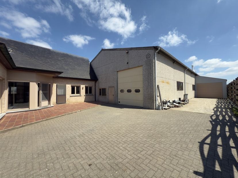 Deze eigendom op een perceel van 1.508m² bevindt zich op het industrieterrein van Oosterzele, op slechts 5 minuten van de E40 – ideaal gelegen tussen
