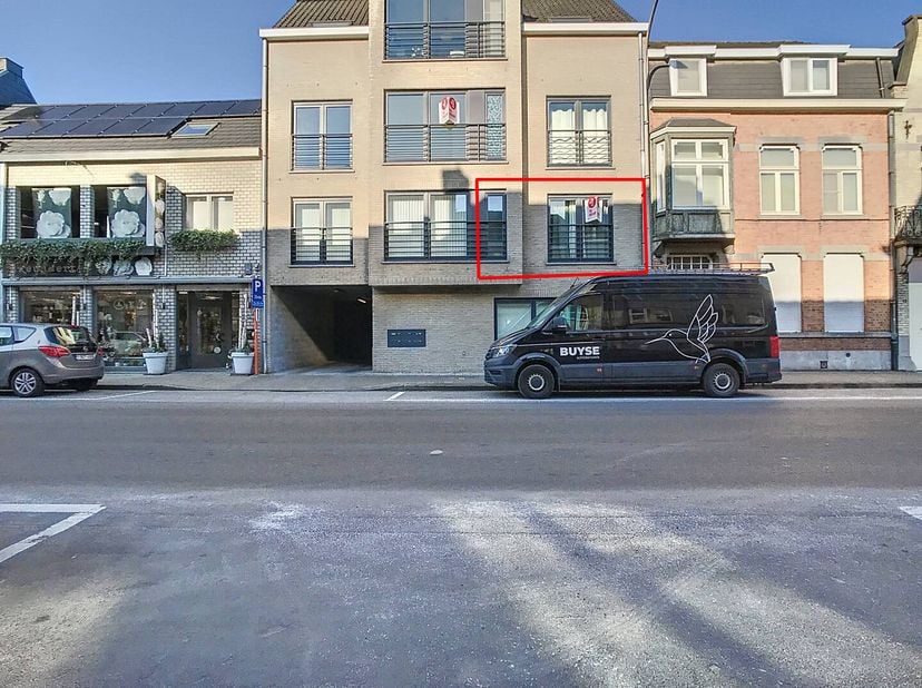 Dit gezellige en instapklare appartement biedt alles wat je nodig hebt voor comfortabel wonen in een rustige, doch centrale locatie. Gelegen op een pa