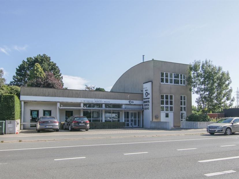 Deze handelseigendom combineert het beste van twee werelden, waardoor je in alle comfort wonen en werken kan combineren. In het handelsgedeelte zijn e