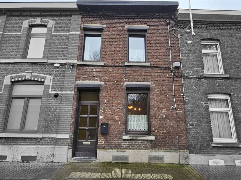 SOUS OPTION - PLUS DE VISITE - Prix: Offre à partir de 69.000 euros, frais d&#039;agence non inclus et à charge de l&#039;acquéreur.&lt;br /&gt;
Maison à rénover et c