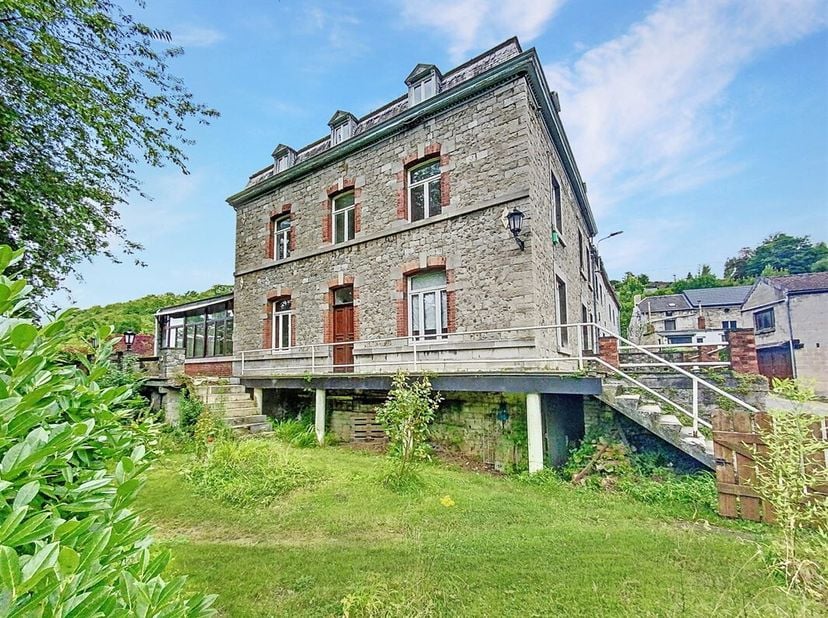 SOUS OPTION - INNOV&#039;EXPERT immobilière vous invite à venir découvrir cette grande et lumineuse habitation au cachet incontestable, idéalement située d