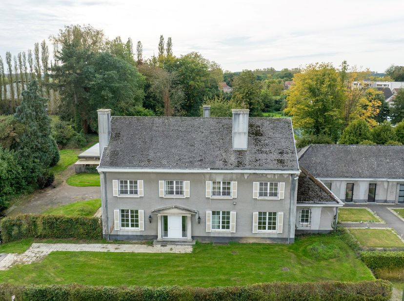Deze ruime woning is gelegen op een toplocatie in het rustige Glabbeek. De voormalige dokterswoning met overdekt (te renoveren) zwembad beschikt over