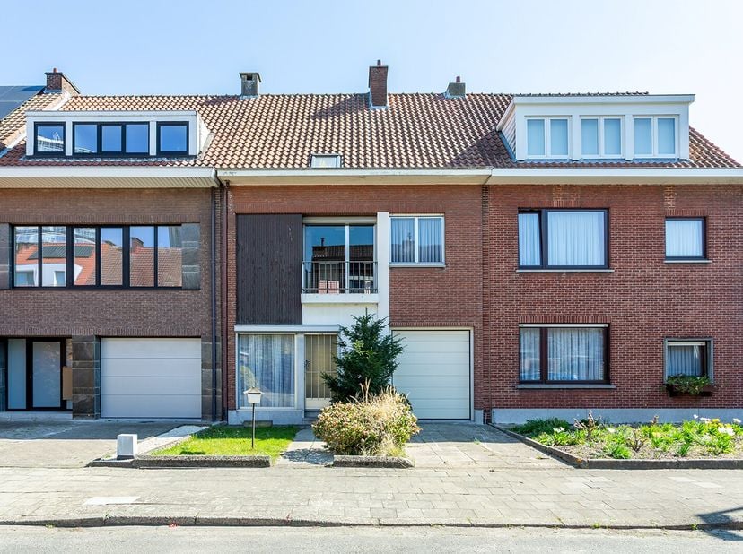 Deze ruime woning is gelegen in een rustige woonwijk met enkel plaatselijk verkeer en toch op wandelafstand winkels, openbaar vervoer, scholen, tennis