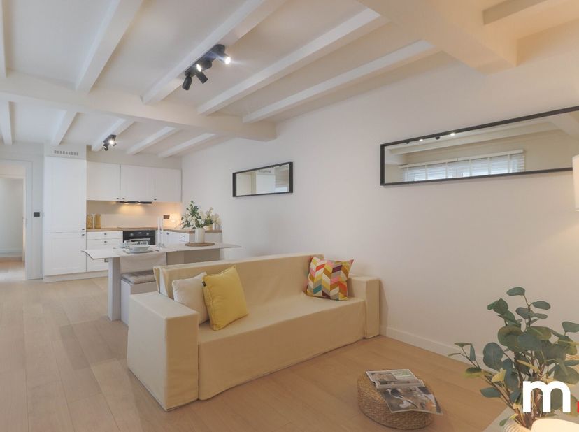 Dit appartement nabij de Leie, invalswegen, station te Kortrijk kenmerkt volgende indeling:&lt;br /&gt;
U komt u binnen in de inkomhal. Op het gelijkvloers
