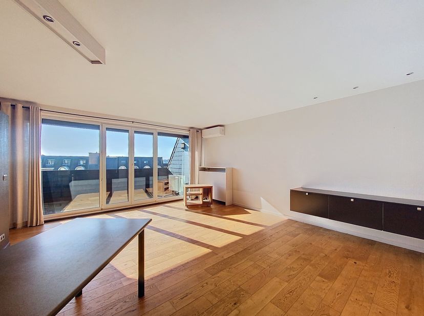 Plan je afspraak in op www.living-stone.be&lt;br /&gt;
Penthouse met zonneterras in centrum Halle.&lt;br /&gt;
Gelegen op de 4e verdieping - bereikbaar met lift.&lt;