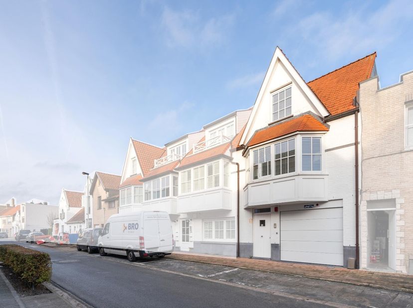 Instapklare bel-etage woning gelegen in het charmante Oud Knokke, op slechts een steenworp afstand van de groentenmarkt en het stadscentrum.&lt;br /&gt;
Ind