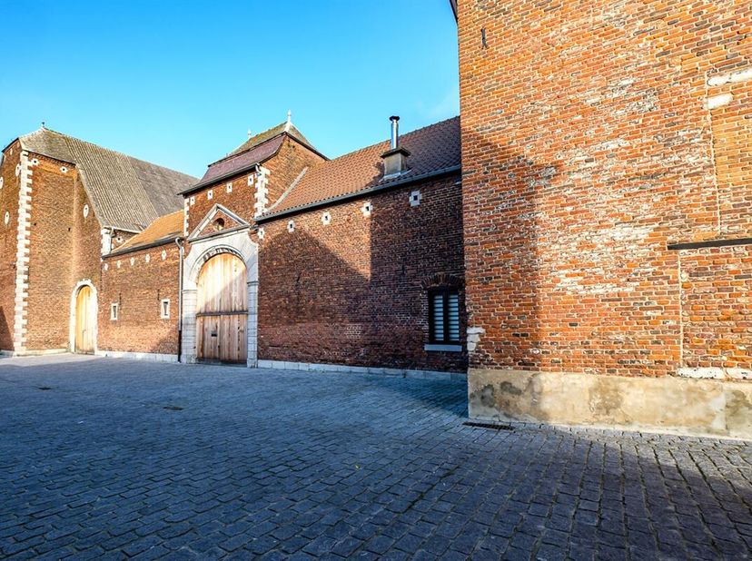 PRACHTIGE GERENOVEERDE HOEVE MET 2 WOONGELEGENHEDEN OP TOPLOCATIE&lt;br /&gt;
Deze prachtige hoeve is gelegen op het gezellige en rustige Begijnhof te Sint-