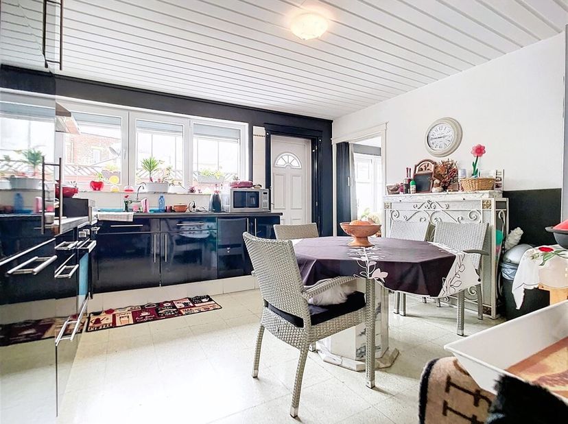 Ruim handelspand van ongeveer 231m2, ideaal voor een investering met gegarandeerde huurinkomsten! Deze eigendom omvat een apart en verhuurd handelspan