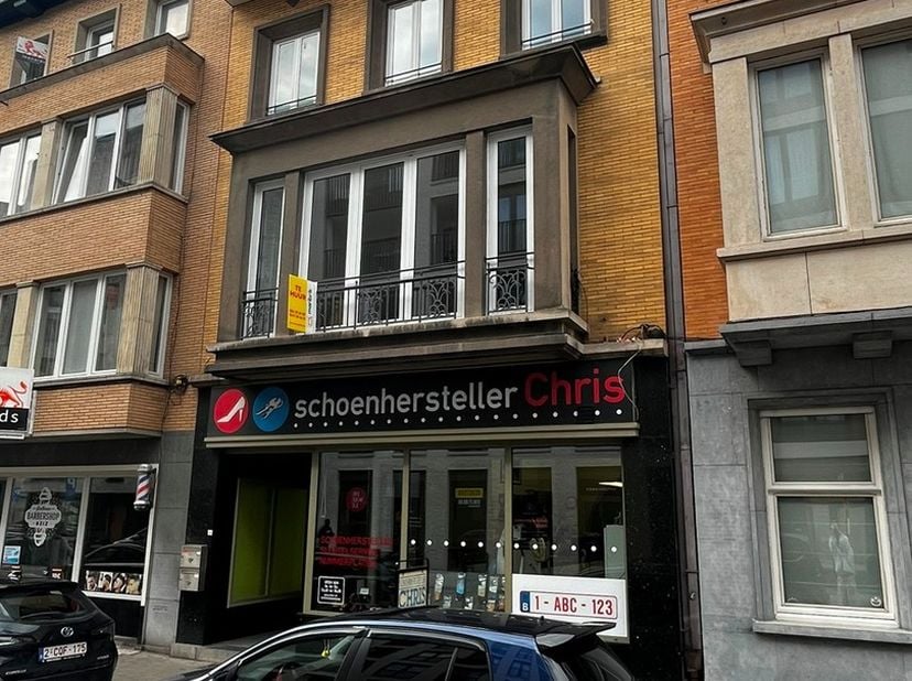 Deze charmante burgers woning werd pas volledig gerenoveerd en omvat een riante inkom, heel gezellige woonkamer, gloednieuwe keuken volledig uitgerust