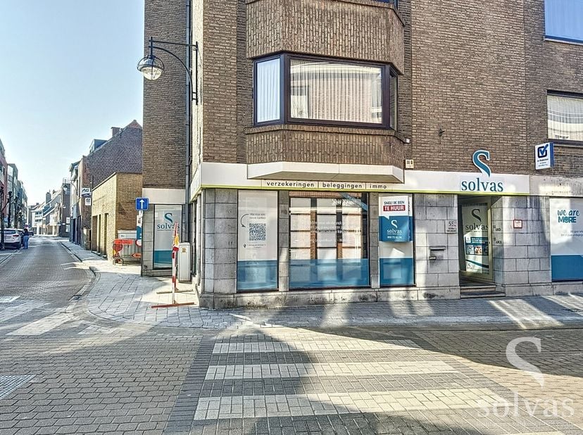 Deze ruime handelsruimte in het centrum van Maldegem is ideaal voor jouw onderneming. Met veel lichtinval, een uitstekende locatie en hoge voetgangers