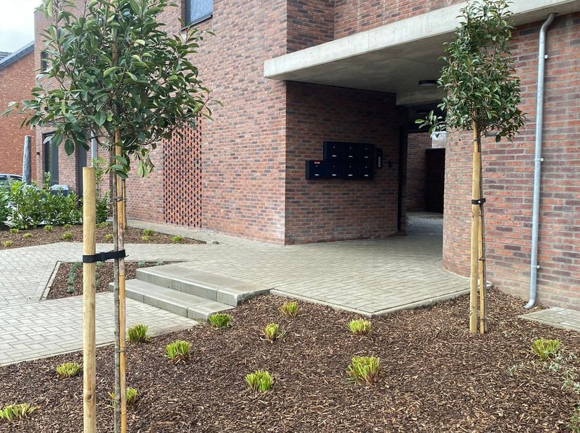 Instapklaar, volledig bemeubeld nieuwbouwappartement met 2 ruime slaapkamers op de eerste verdieping in het centrum van Heusden. Het appartement besch