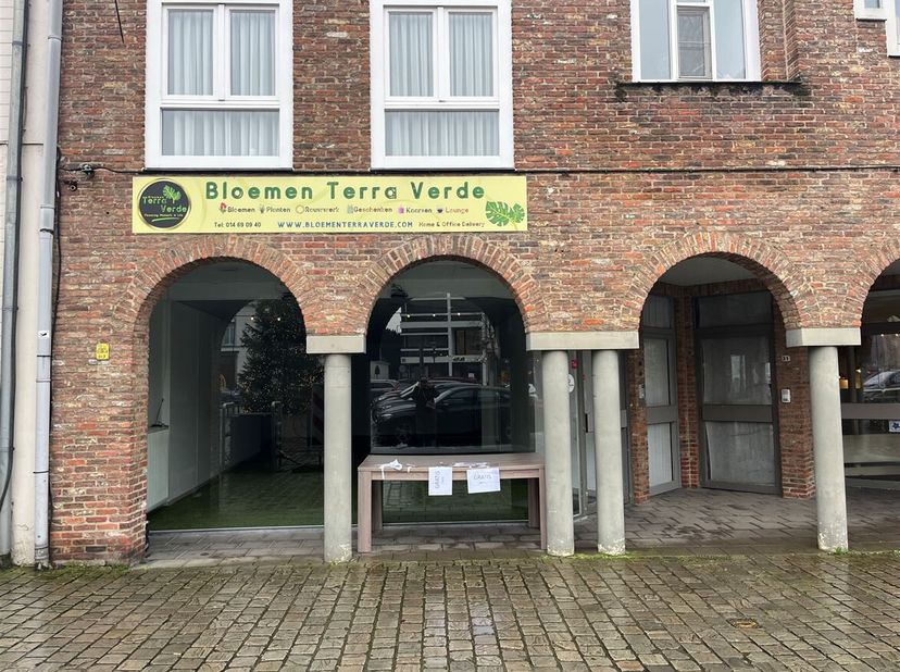 Top gelegen handelspand op de Grote Markt te Herentals&lt;br /&gt;
Ligging: Gelegen op de Grote Markt met topvisibiliteit, glazen vitrine en parking voor de