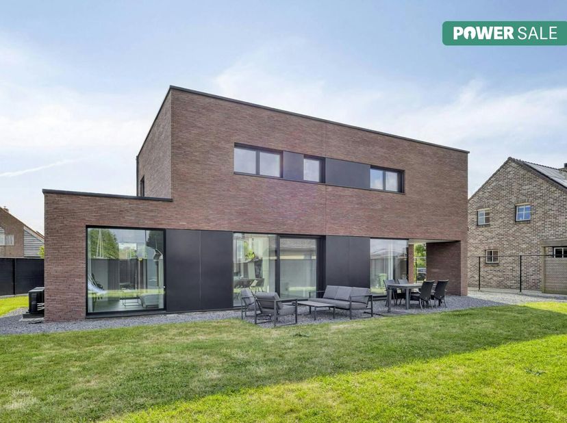 De woning is gelegen op een perceel van 5 are 93 ca in een residentiële buurt, nabij het centrum van Bree. U geniet hier van de rust van de woonwijk,