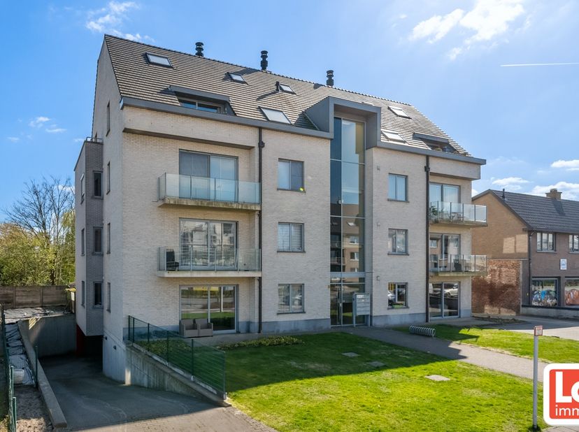 Hoogwaardig afgewerkte dakappartement met 2 terrassen op een topligging in het centrum van Lochristi, dicht bij openbaar vervoer, winkels en scholen. 