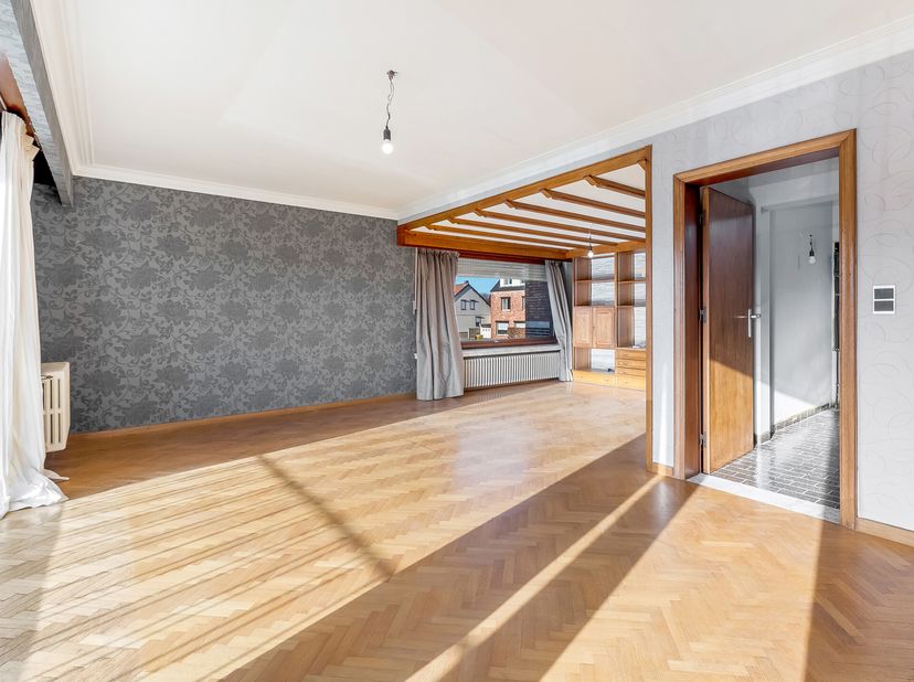 Dit zeer ruime appartement op het 1ste verdiep bezit enorm veel lichtinval en heeft een bewoonbare oppervlakte van maar liefst ongeveer 190 m².Recente