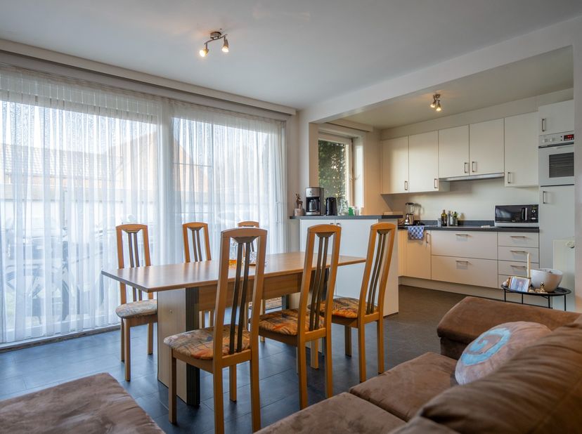 Welkom in de Honzebroekstraat in Roeselare waar we dit instapklaar gelijkvloers appartement terugvinden. De aparte inkomhal brengt ons verder naar de