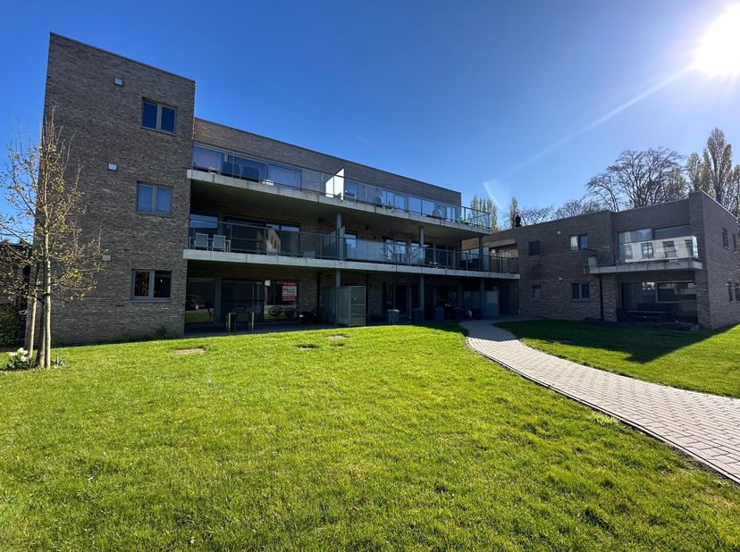 Het gaat hier om een recent gelijkvloers appartement.&lt;br /&gt;
Het appartement heeft volgende indeling: inkomhal, apart toilet, living met open keuken (i