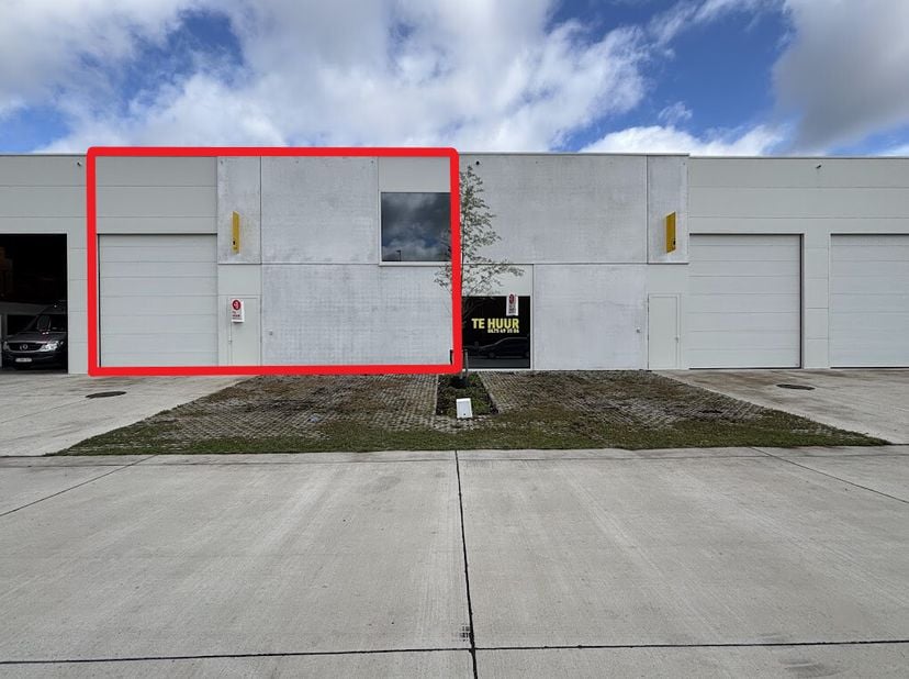 Entrepôt d&#039;environ 315 m² GFA à louer à Harelbeke dans le cadre du nouveau projet de construction De Stip. L&#039;entrepôt est situé à proximité de différe