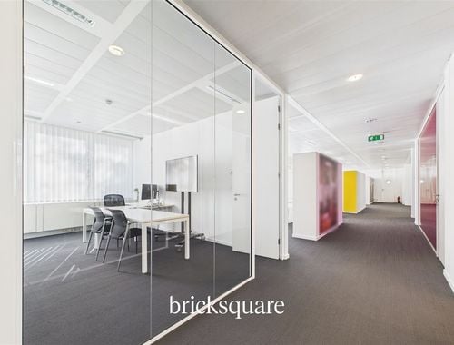                                         Complexe de bureaux à vendre à Waterloo, € 3.200.000
