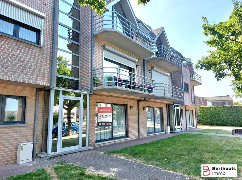 Appartement au rez-de-chaussée à vendre à Machelen, avec 2 chambres, une grande terrasse ensoleillée et un garage privé  fini les soucis de parking !