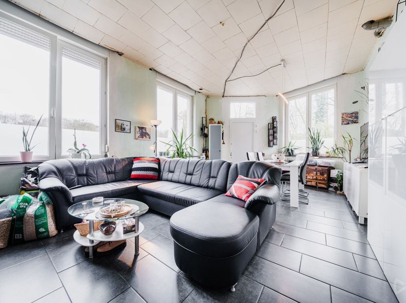 We Invest Liege et Lucas (0479/76.60.97) vous proposent cette maison lumineuse. Elle se compose de trois chambres, dune cuisine moderne et dun grand g