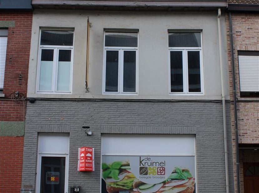 Handelspand met woonst bestaande uit handelsgelijkvloers met sanitair blok, keukenruimte, bergruimte en koertje op het gelijkvloers. De 1e en 2e verdi