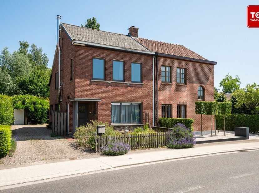 Welkom in deze ruime halfopen bebouwing met eindeloze mogelijkheden, gelegen in een rustige buurt met uitstekende bereikbaarheid. De woning bevindt zi